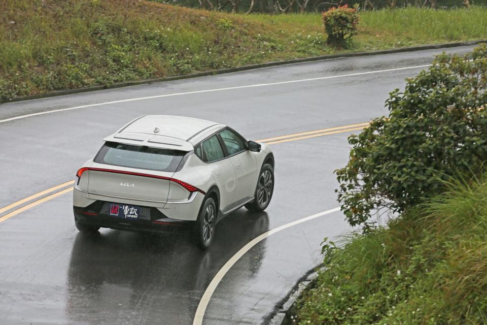 在低重心特性、紮實的車身與底盤剛性以及偏向歐系跑旅較為運動化的懸吊阻尼搭配設定之下，讓EV6有著既沉穩又俐落的車身動態表現，尤其後驅的特性更是帶來令人滿足的駕馭樂趣。