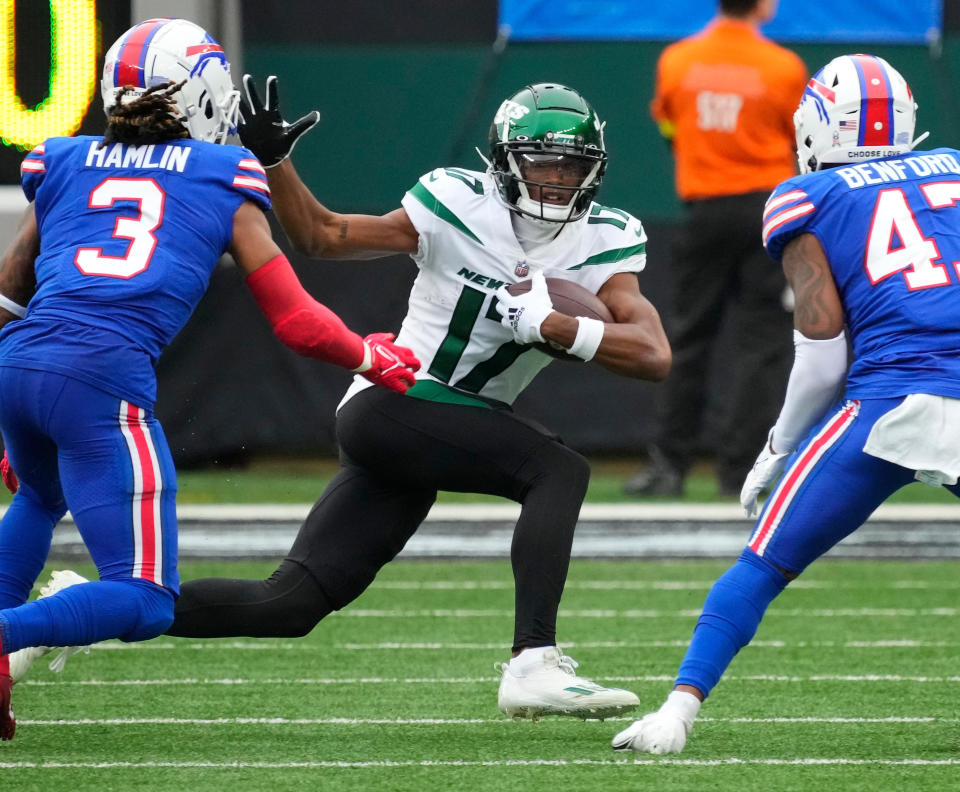 Nov 6, 2022; East Rutherford, NJ, USA; New York Jets wide receiver Garrett Wilson (17) runs in the first half against the <a class="link " href="https://sports.yahoo.com/nfl/teams/buffalo/" data-i13n="sec:content-canvas;subsec:anchor_text;elm:context_link" data-ylk="slk:Buffalo Bills;sec:content-canvas;subsec:anchor_text;elm:context_link;itc:0">Buffalo Bills</a> at MetLife Stadium. Mandatory Credit: Robert Deutsch-USA TODAY Sports