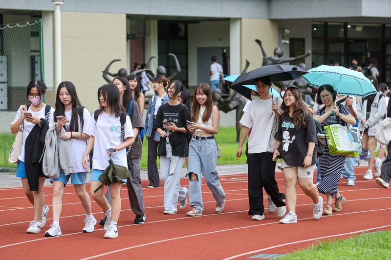 113年分科測驗落幕　考生開心慶祝（3） 113學年度分科測驗13日下午正式落幕，許多考生在 考試結束後魚貫步出台北市中山女中考場，神色輕 鬆，不少人都帶著笑容。 中央社記者鄭清元攝  113年7月13日 