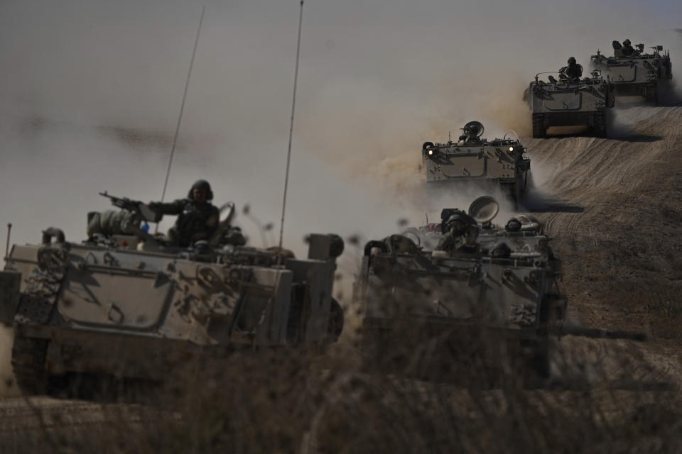 Vehículos militares israelíes se dirigen a la frontera con la Franja de Gaza, en el sur de Israel, el 13 de octubre de 2023. (AP Foto/Ariel Schalit)