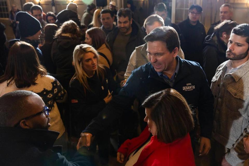 El gobernador de la Florida, Ron DeSantis, saluda a los invitados después de asistir a una reunión pública en LaBelle Winery, el martes 17 de enero de 2024, en Derry, Nueva Hampshire. Tras quedar segundo en los caucus de Iowa, DeSantis enfrenta una cuesta arriba en las primarias de Nueva Hampshire.