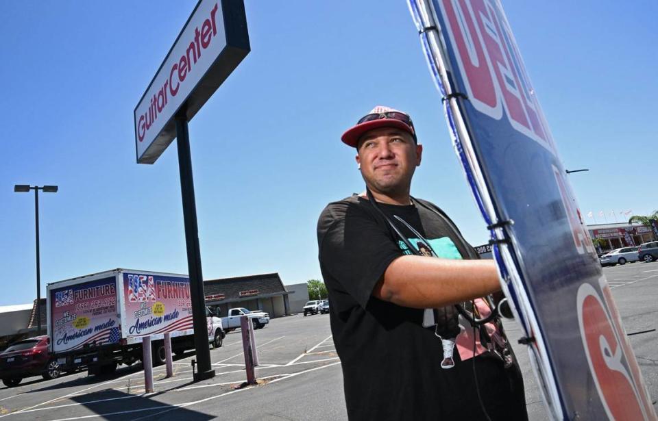 Gabriel Carpio trabaja en Blackstone Ave. ayudando a hacer publicidad para USA Furniture de pie en la acera girando un cartel de un lado a otro durante todo el día. Fotografiado el miércoles 29 de mayo de 2024 en Fresno.