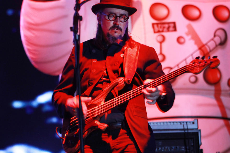 Les claypool rainbow bass. Лес Клейпул Primus. Primus вокалист — les Claypool. Les Claypool молодой.