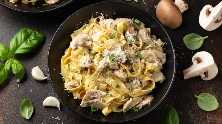 Alfredo pasta with chicken