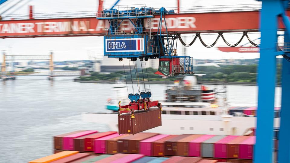 Ein Container wird auf dem Terminal Altenwerder im Hamburger Hafen auf ein Schiff geladen. Deutschlands Exporteure arbeiten sich langsam aus dem Corona-Tief.