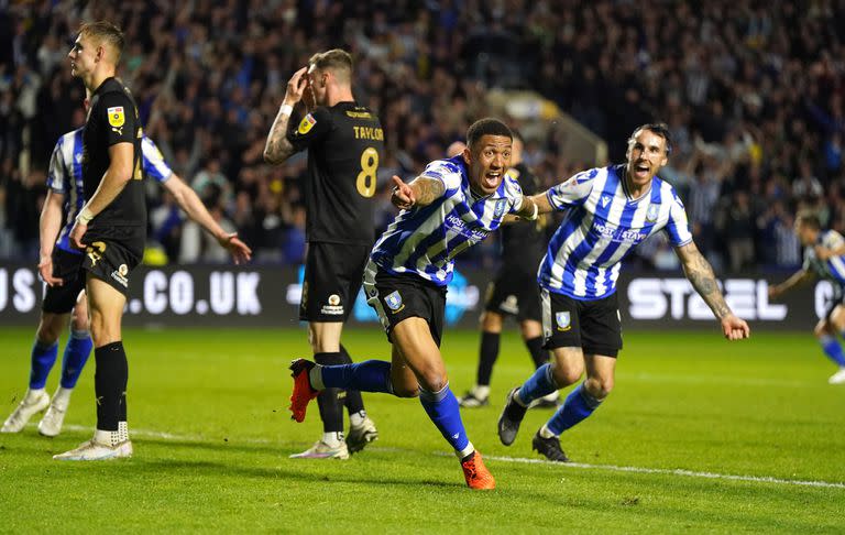 El gol de Liam Palmer en el octavo minuto de descuento le dio a Sheffield Wednesday la posibilidad de ir al alargue ante Peterborough United, que también había ganado por 4-0.