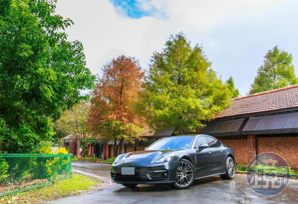 PORSCHE Panamera Platinum Edition