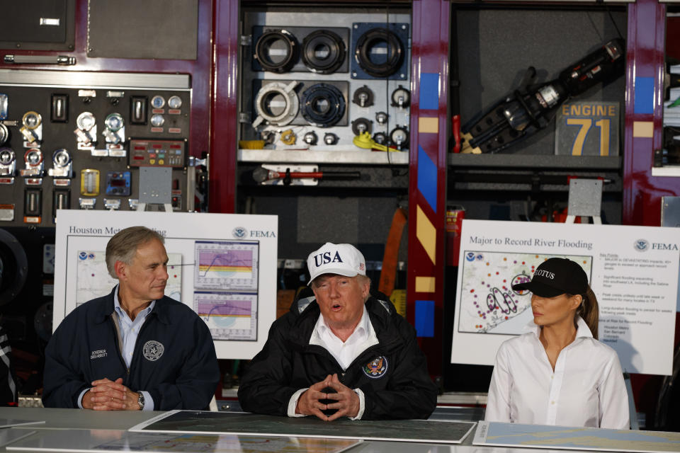 (FOTOS) Donald Trump visita la zona afectada por la tormenta Harvey en Texas