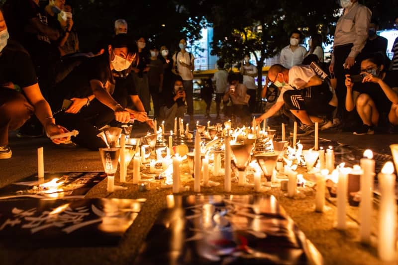 Protesters light candles Candles in Victoria Park during a vigil to mark the 31st anniversary of the 1989 Tiananmen Square protests. Willie Siau/SOPA images via ZUMA Wire/dpa