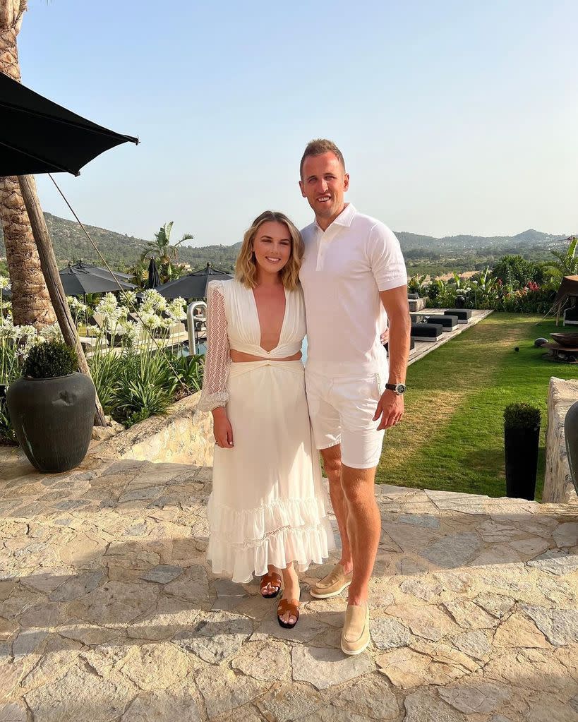 harry and kate kane in white outfits on holiday