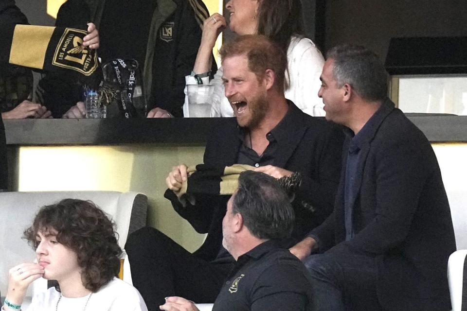 Harry, Duke de Sussex, disfrutando del partido entre Los Angeles FC y el Inter Miami en el BMO Stadium.