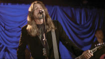 En esta imagen tomada de video, Dave Grohl de los Foo Fighters canta en el espectáculo "Celebrating America", tras la ceremonia de investidura del presidente Joe Biden, el miércoles 20 de enero del 2021. (Biden Inaugural Committee via AP)