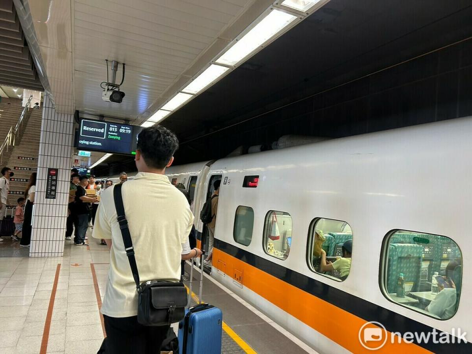 高鐵為了疏運旅客，宣布自11時至13時間，改以每20分鐘自南港站及左營站，分別發出一班全車自由座列車。   圖：林岑韋／攝