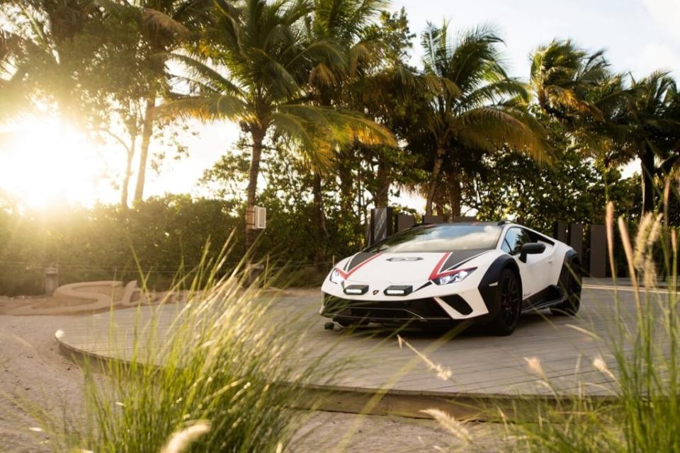 huracan-sterrato-lamborghini-beach-lounge