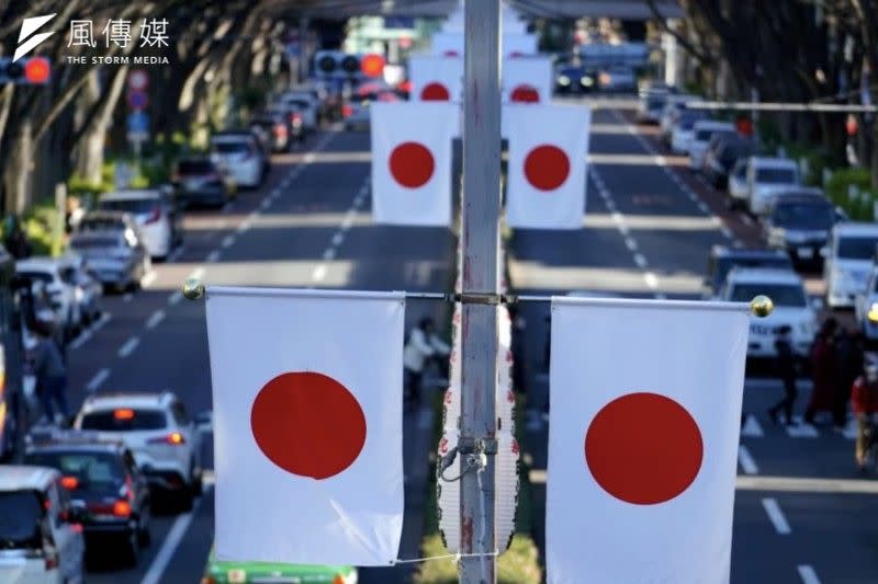 <cite>日本東京商業街懸掛著國旗。（美聯社）</cite>