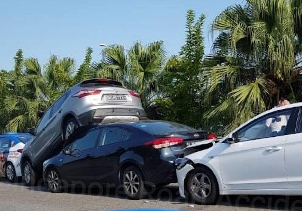 A five-car pile-up at the Tampines Expressway (TPE) on 23 October, 2018. (Photo: Facebook/Singapore Road Accident)