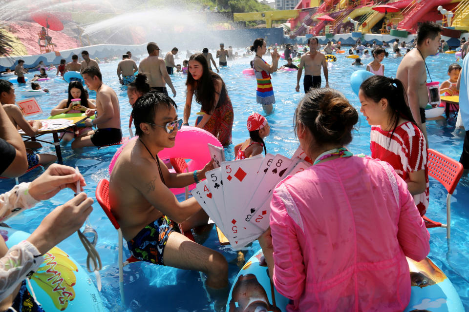 <p>Doppelter Spaß: Im Freibad von Chongqing in China kann man sich nicht nur abkühlen, sondern dabei auch noch mit gigantischen Karten spielen. (Bild: Reuters/Stringer) </p>