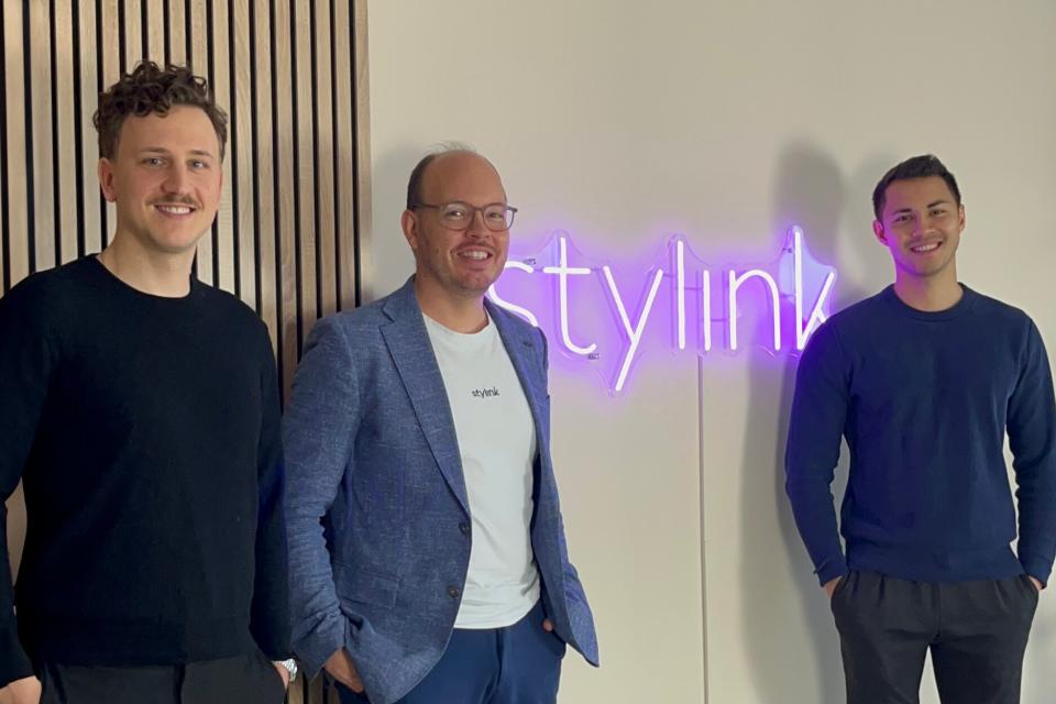 Die Cliqe-Gründer Felippe Wick (l.) und Tiên Grünewald (r.) haben ihr Startup an die Influencer-Plattform Stylink verkauft. Mit ihnen auf dem Foto ist Stylink-CEO Michael Elschenbroich. - Copyright: Cliqe