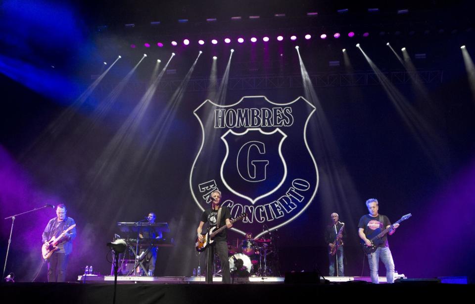 La agrupación española Hombres G durante su presentación en el festival Vive Latino, en la Ciudad de México, el domingo 19 de marzo del 2017. (AP Foto/Rebecca Blackwell)