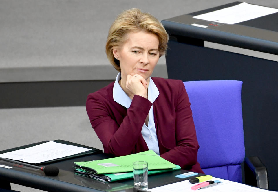 Bundesverteidigungsministerin Ursula von der Leyen (CDU) gerät weiter unter Druck: (Bild: Britta Pedersen/dpa-Zentralbild/dpa)