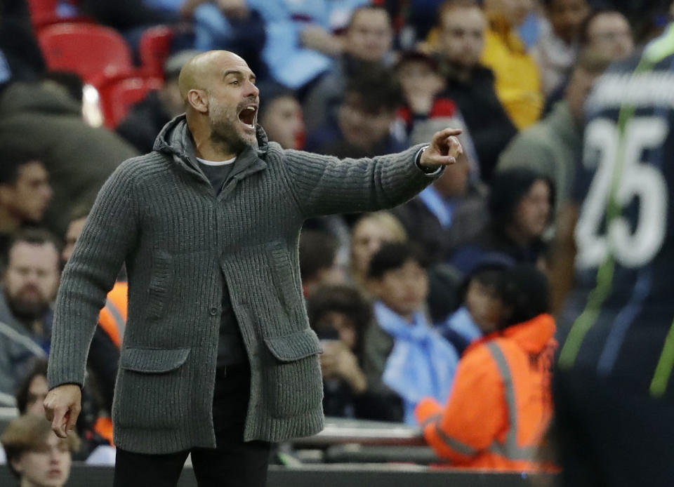 Pep Guardiola, entrenador del Machester City, da indicaciones durante la semifinal de la Copa de la FA ante el Brighton, el sábado 6 de abril de 2019, en Wembley (AP Foto/Matt Dunham)