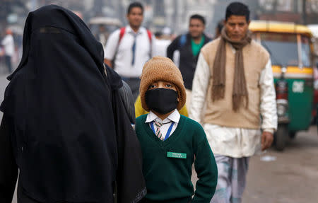 A boy walks to school on a smoggy morning in New Delhi, India, November 15, 2017. REUTERS/Saumya Khandelwal