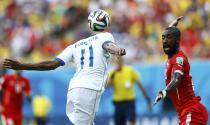 Switzerland's Johan Djourou (R) fights for the ball with Jerry Bengtson of Honduras during their 2014 World Cup Group E soccer match at the Amazonia arena in Manaus June 25, 2014. REUTERS/Dominic Ebenbichler (BRAZIL - Tags: SOCCER SPORT WORLD CUP TPX IMAGES OF THE DAY)