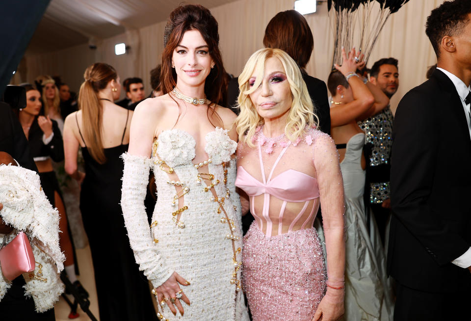 Anne Hathaway y Donatella Versace en la Met Gala 2023 (Photo by Matt Winkelmeyer/MG23/Getty Images for The Met Museum/Vogue)