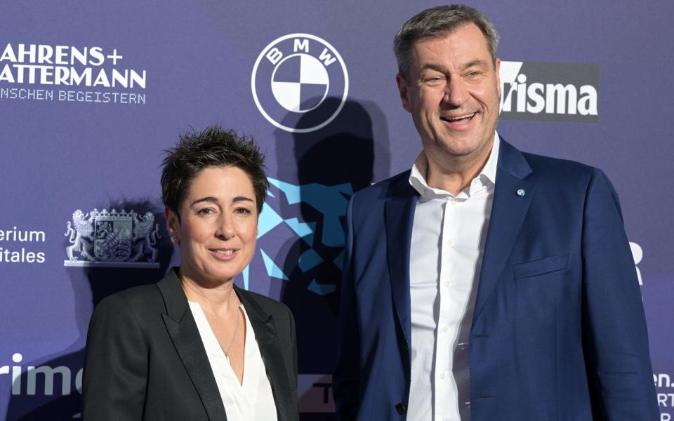 Zu Beginn der Verleihung erhielt die ZDF-Moderatorin Dunja Hayali vom Bayerischen Ministerpräsidenten Markus Söder den Ehrenpreis des Abends. (Bild: 2023 Getty Images/Hannes Magerstaedt)