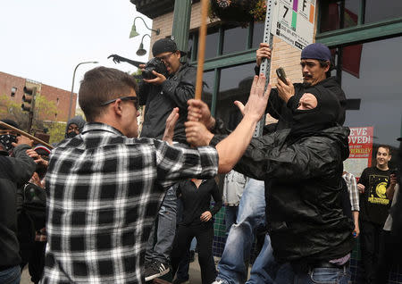 An anti-fascist protestor (R), hits a conservative protestor with a stick during the Patriots Day Free Speech Rally in Berkeley, California, U.S. April 15, 2017. REUTERS/Jim Urquhart
