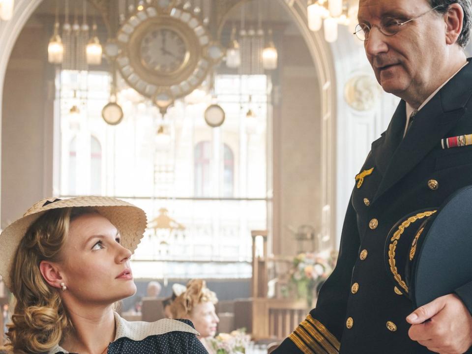 Rosalie Thomass als Hannie Lessing und Rainer Bock als Heinrich Gluck in "Das Boot". (Bild: Stanislav Honzík/Bavaria Fiction GmbH/Sky Deutschland GmbH)