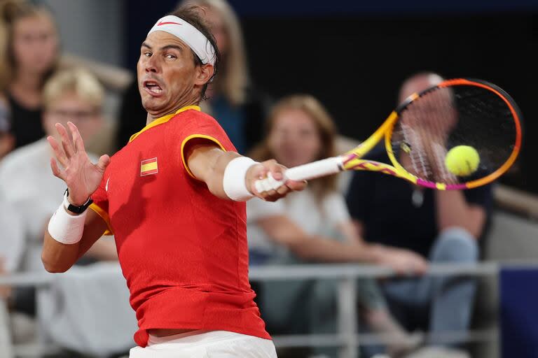 Escena del partido de dobles que disputan Rafael Nadal y Carlos Alcaraz vs. Andrés Molteni y Máximo “Machi” González durante los Juegos Olímpicos 2024.