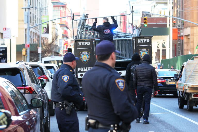 Refuerzo de seguridad ante la Corte Criminal de Manhatta. (Michael M. Santiago / GETTY IMAGES NORTH AMERICA / Getty Images via AFP)