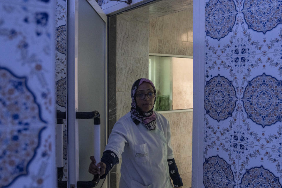 Una trabajadora abre una puerta en un baño tradicional marroquí vacío, conocido como hammam, el lunes 4 de marzo de 2024, en Rabat, Marruecos. (AP Foto/Mosa'ab Elshamy)