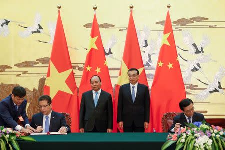 Chinese Premier Li Keqiang (2nd R) and Vietnamese Prime Minister Nguyen Xuan Phuc (3rd L) attend a signing ceremony at the Great Hall of the People in Beijing, China, September 12, 2016. REUTERS/Lintao Zhang/Pool