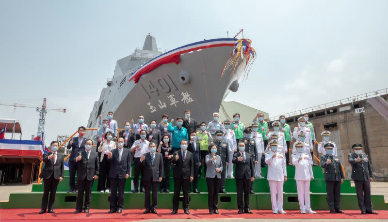 ▲海軍第一艘萬噸級兩棲運輸艦，「玉山艦」今天下水。（圖/總統府提供。）