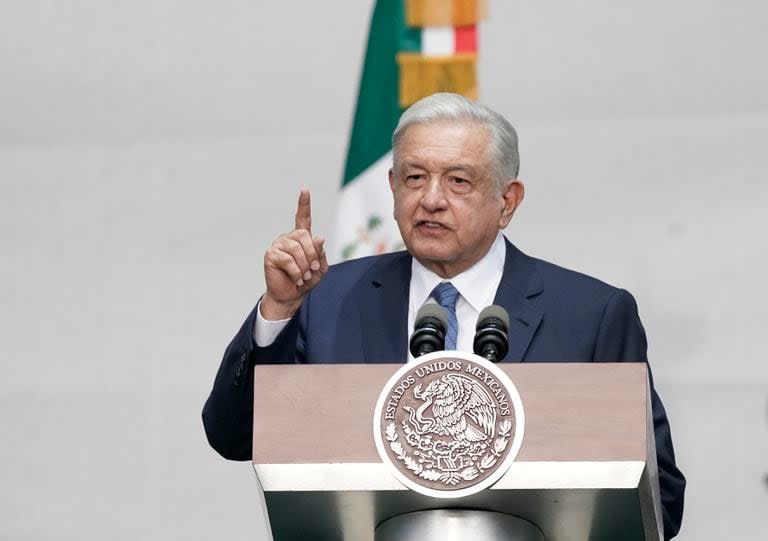 El presidente Andrés Manuel López Obrador habla durante un mitin para conmemorar su quinto aniversario en el cargo, el 1 de julio de 2023, en el Zócalo de la Ciudad de México. (AP Foto/Aurea Del Rosario, archivo)