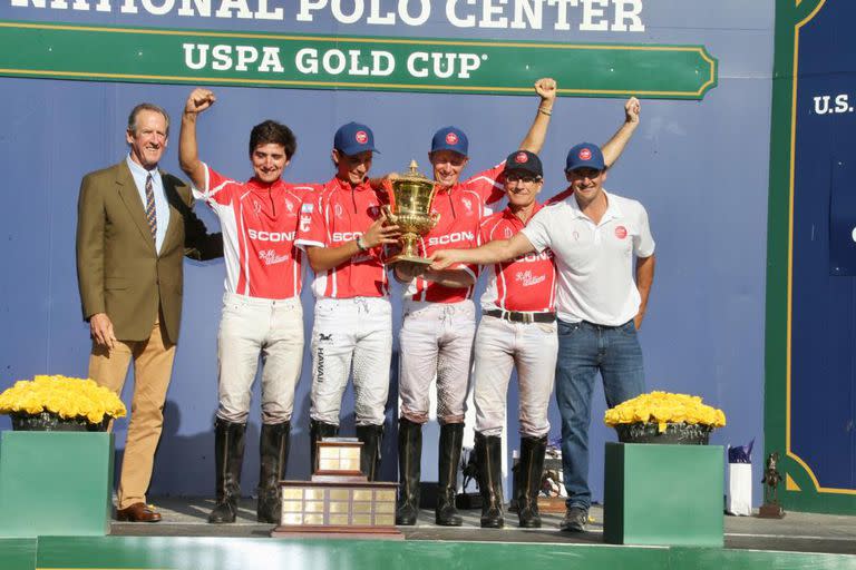 Poroto Cambiaso, con el trofeo de la Gold Cup: evoluciona en el polo a pasos agigantados