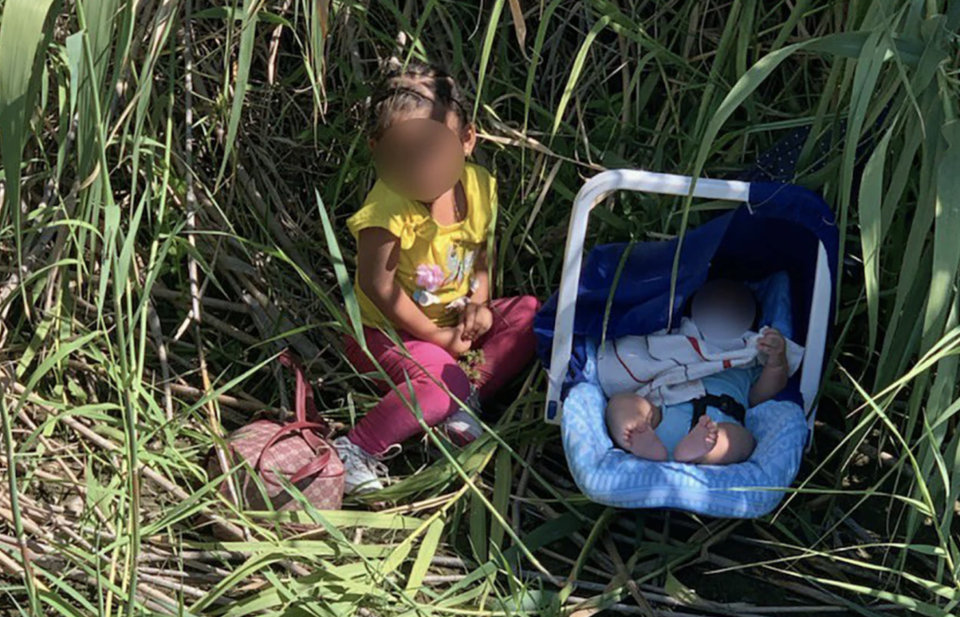 Die Grenzschützer retteten die beiden Kleinkinder am Ufer des Rio Grande. (Quelle: CBP South Texas)