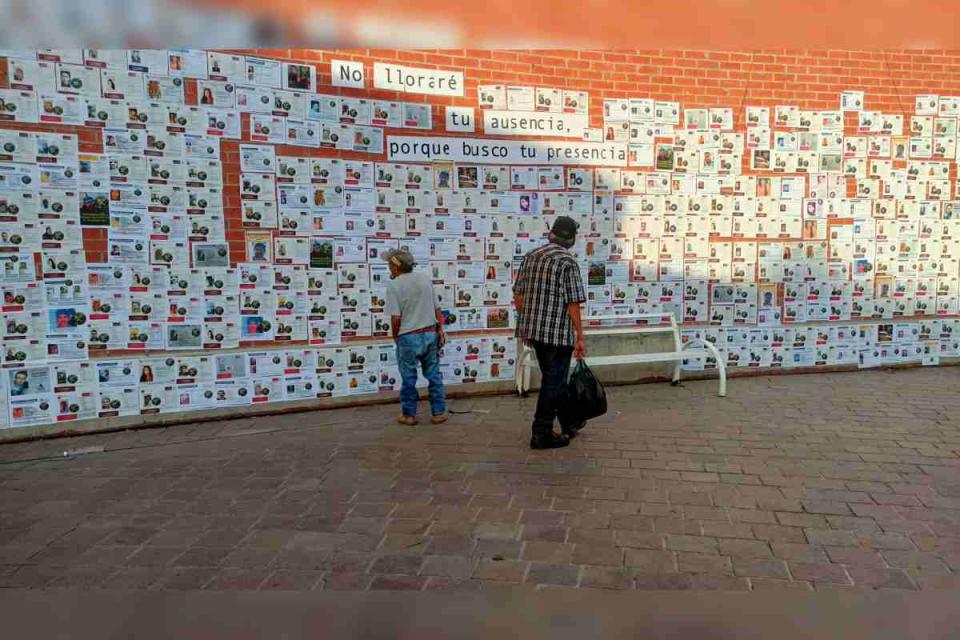 Muro con las fichas de búsqueda de personas desaparecidas que elaboraron madres buscadoras en una exposición realizada en Zacatecas.