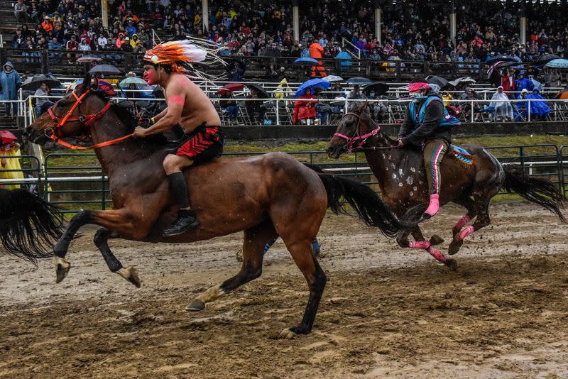 Indian relay race is run in Oklahoma