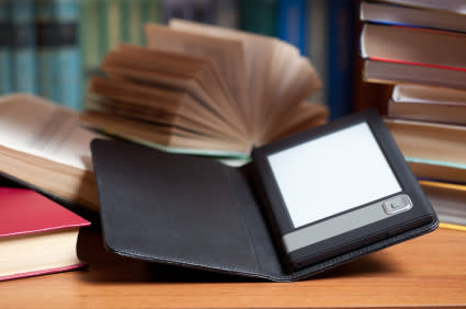 E-Reader al lado de libros tradicionales. (Foto iStockphoto)