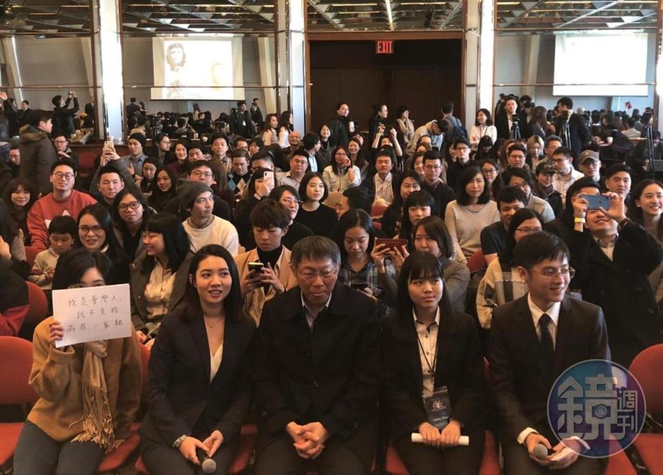 有台灣學生與柯文哲大合照時，拿出手寫紙牌抗議「兩岸一家親」。