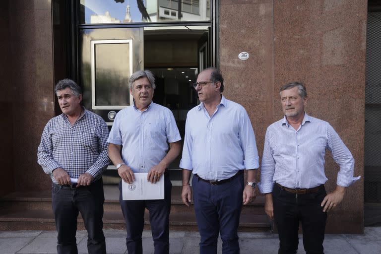 El presidente de  Federación Agraria Argentina (FAA), Carlos Achetoni; el presidente de la Sociedad Rural Argentina (SRA), Nicolás Pino; el presidente de Confederaciones Rurales Argentinas (CRA), Jorge Chemes, y el presidente de Coninagro, Elbio Laucirica