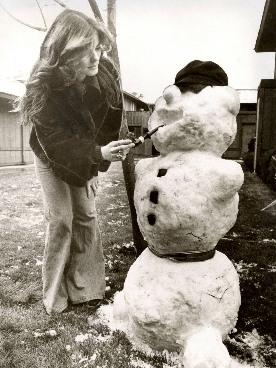 Marlyn Crowe decorates her creation on Feb. 5, 1976 in Sacramento. Ehrhardt Krause/Sacramento Bee file