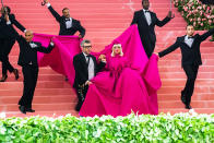 Apropos Met Gala: Neben Billy Porter sorgte bei der Veranstaltung, die unter dem Motto "Camp: Notes on Fashion" stand, auch Lady Gaga für Aufsehen. Aber nicht nur wegen ihres pompösen Kleids von Brandon Maxwell – sondern auch, weil sie mitten auf dem Roten Teppich einen Striptease hinlegte. Aber das ist eine andere Geschichte... (Bild: Getty Images)