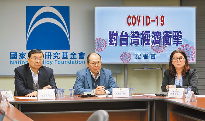 國家政策研究基金會9日針對「新冠肺炎病毒（COVID-19）對台灣經濟衝擊」為題召開記者會，由經濟財政組召集人林祖嘉（中）主持，邀請立委曾銘宗（左）、陳玉珍（右）等人與談，分析疫情對經濟及各產業的影響，並提出因應對策。（黃世麒攝）