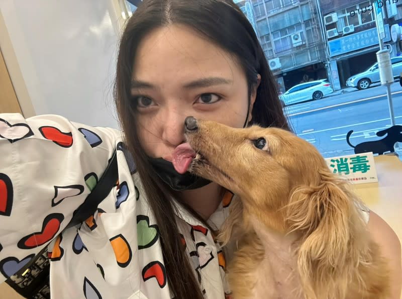 小甜甜還曬出和愛犬的親暱合照，證明愛犬和她感情依舊非常好。（圖／翻攝自FB／小甜甜 張可昀）