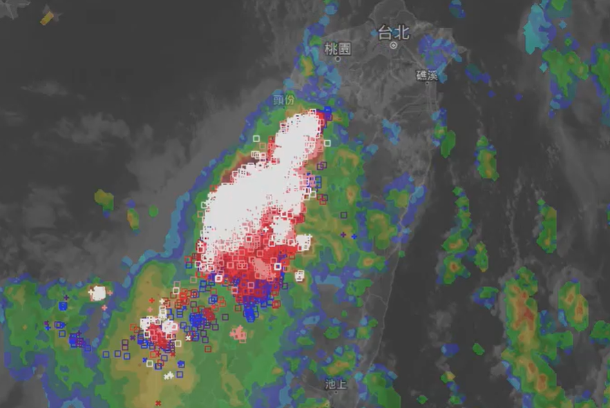 臉書粉專「天氣風險 WeatherRisk」指出，全台從昨天中午12點到晚上18點30分，總共發生了14萬次閃電、2萬1千次對地雷擊，只能用「誇張」來形容。   圖：擷取自臉書粉專「天氣風險 WeatherRisk」