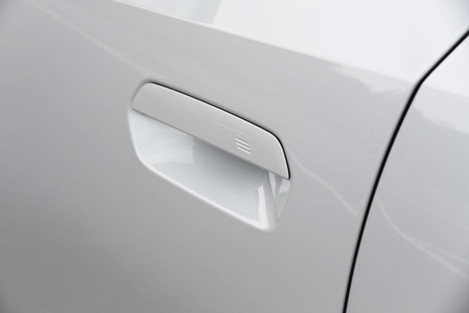 車門把手採用全新平面化設計，搭配其他平整化車底等空力設計一同帶來0.26Cd低風阻係數。